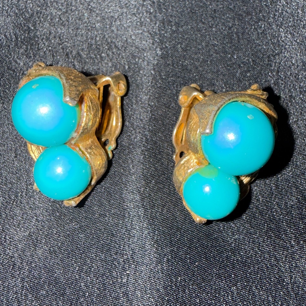 Turquoise and gold clip on earrings - Picture 1 of 2